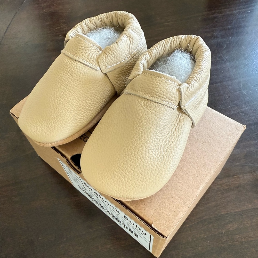 NEW Bird rock leather baby fringeless moccasins beige 5.5